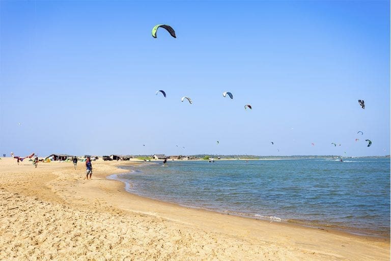 viajar a Kalpitiya Sri Lanka gente haciendo kitesurf en la playa foto por saiko3p