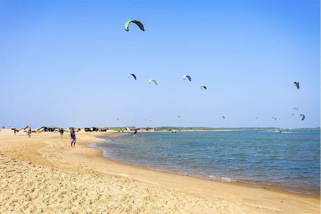 viajar a Kalpitiya Sri Lanka gente haciendo kitesurf en la playa foto por saiko3p