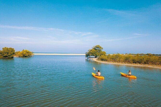 kayak en la laguna y paisaje
