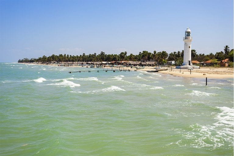 viajar a Mannar paisaje de Talaimannar con el faro, la playa los barcos de pescadores
