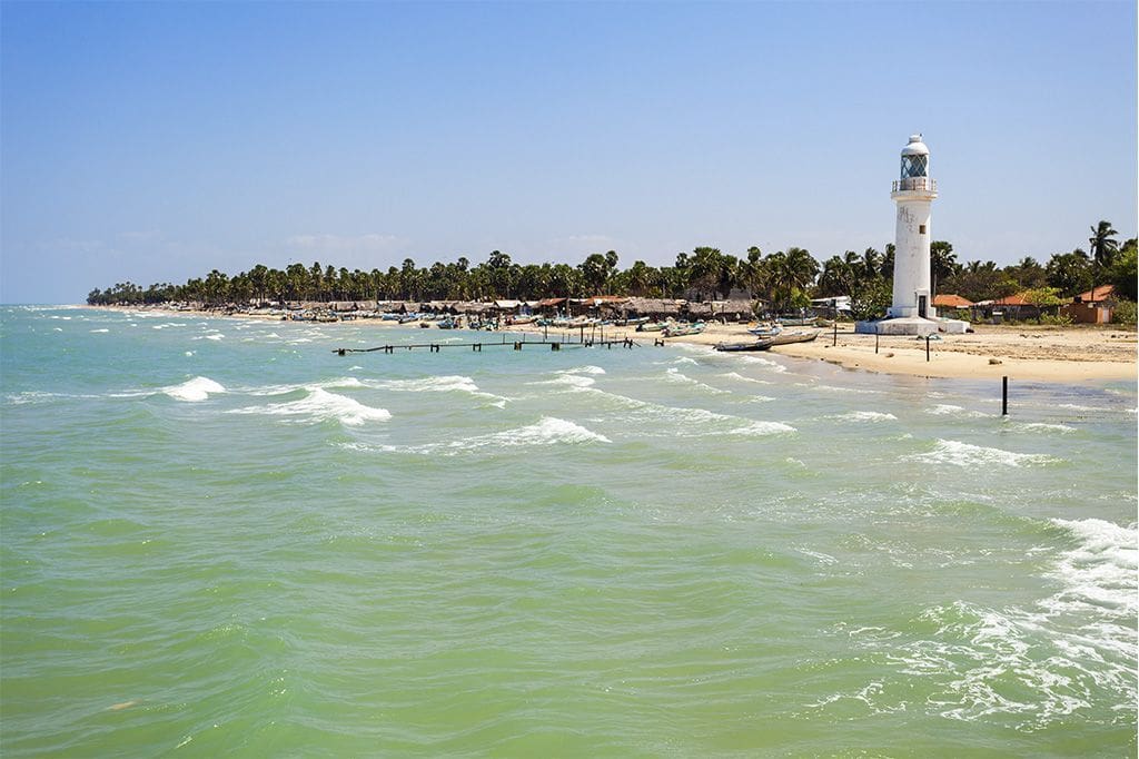 viajar a Mannar paisaje de Talaimannar con el faro, la playa los barcos de pescadores