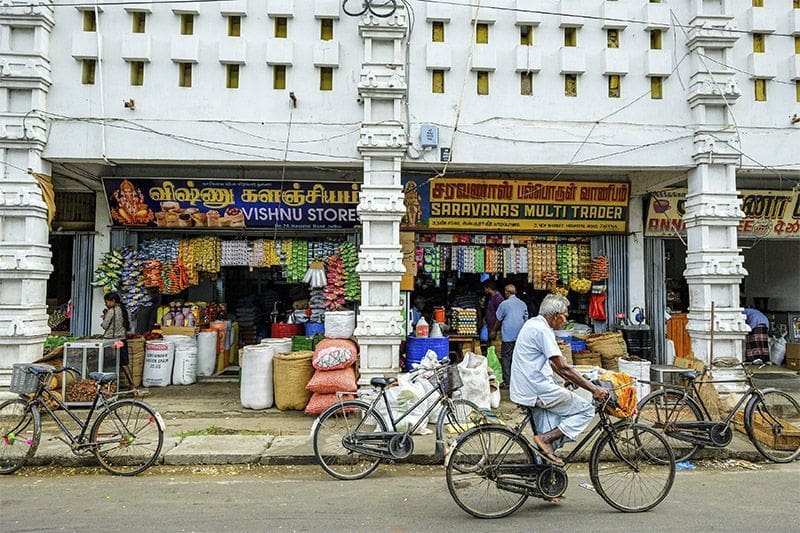 vida local y tiendas en las calles de Jaffna norte de Sri Lanka