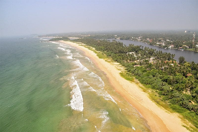 vista aera de la playa de Bentota y el rio Bentota en la costa oeste de Sri Lanka