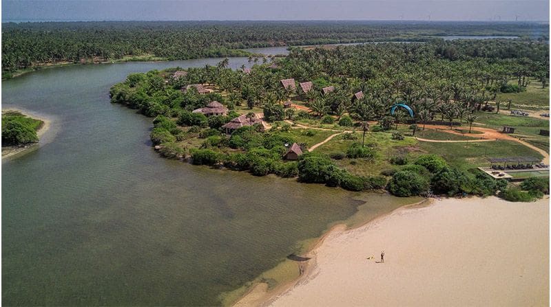 vista area resort en la playa y parte de la laguna de Kappalady