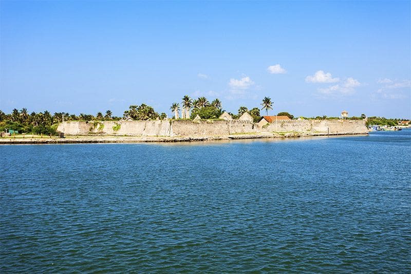 vista del oceano y de los restos del fuerte holandes de Mannar en Sri Lanka