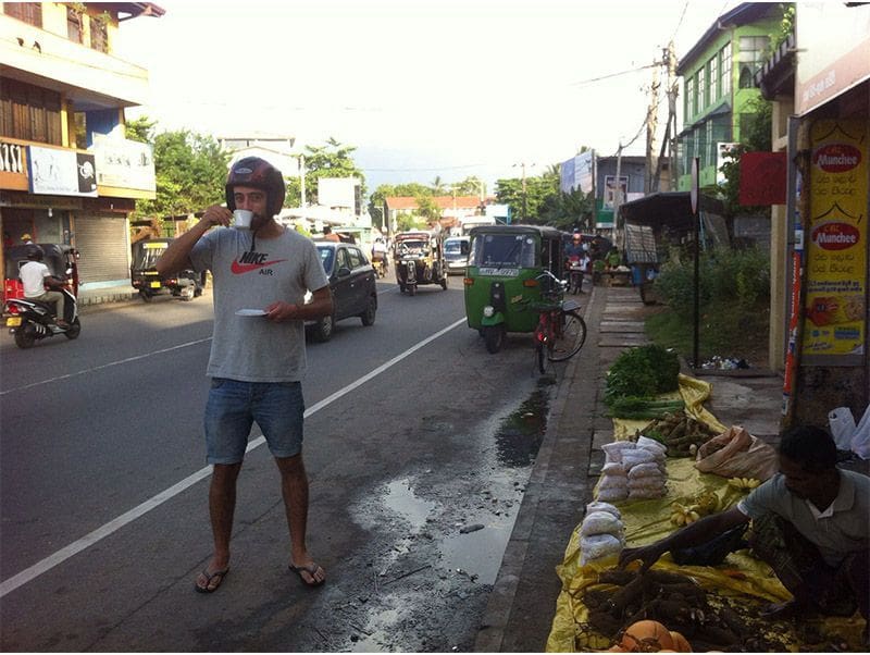 yo en Galle Road en Dewata tomando un te que hacer en Unawatuna