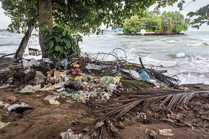 basura en la playa de Weligama 14 realidades de vivir en Sri Lanka
