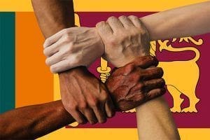 creativida de bandera de Sri Lanka y manos de gente de diferentes culturas unidas