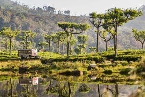 cuanto cuesta vivir en sri lanka bus en haputale con paisaje de plantaciones de te