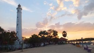 faro de batticaloa al atardecer