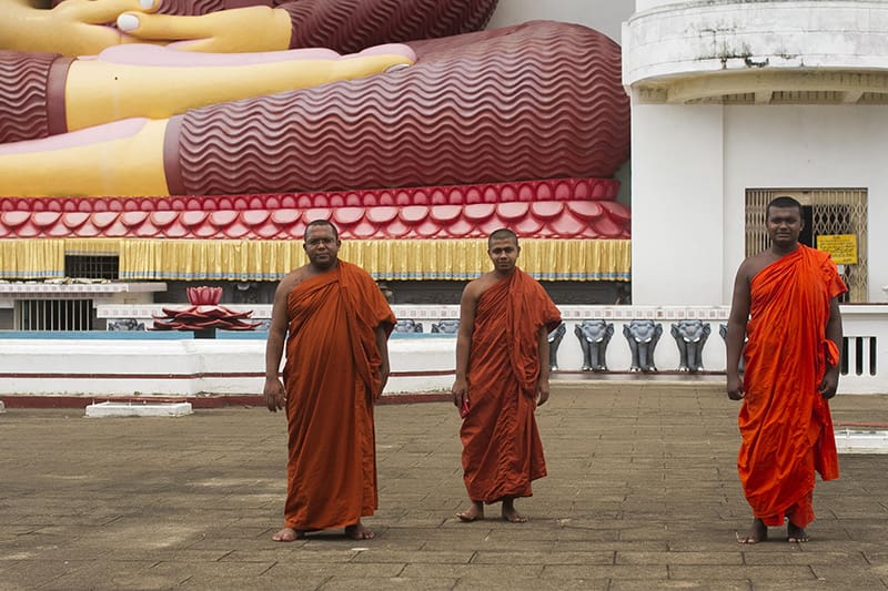 templo Weherahena Poorwarama Rajamaha Viharaya en Matara y 3 monjes budistas