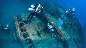 buzos en el HMS Hermes en Batticaloa
