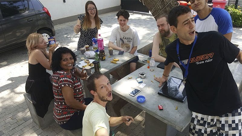 clientes del hostel en Colombo Sri Lanka y yo