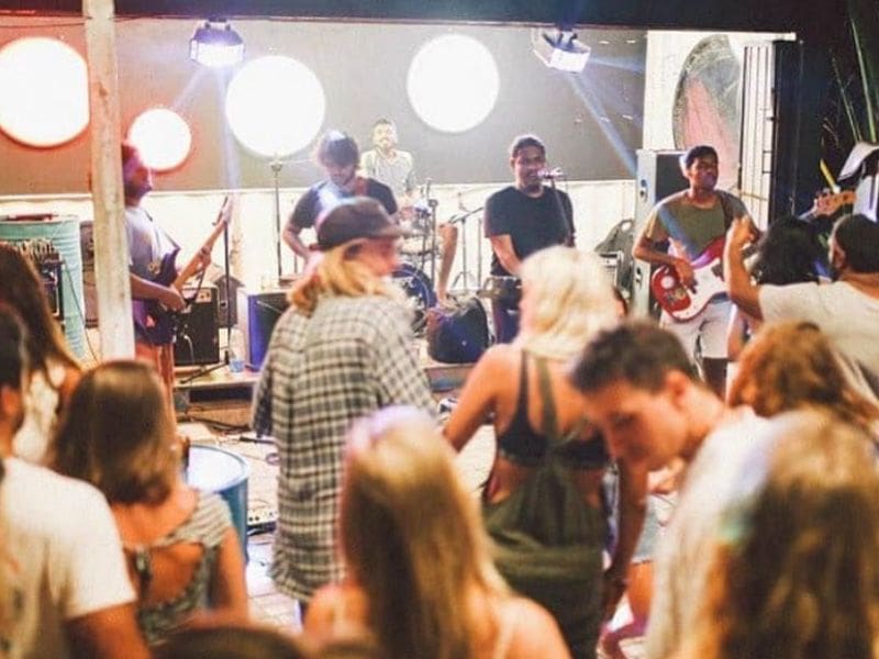 fiesta en dots house dikwella concierto y gente
