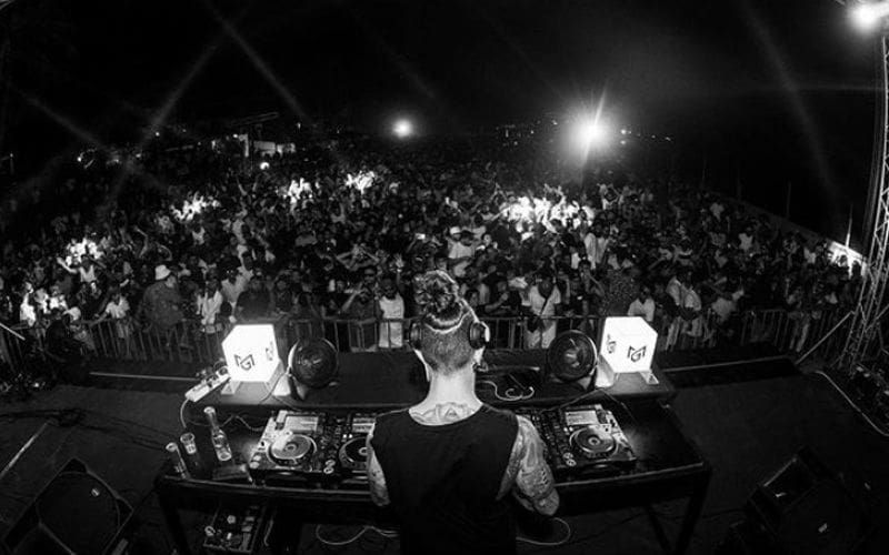fiesta la foresta blanco y negro