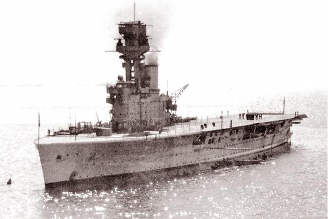foto en blanco y negro del HMS Hermes en Batticaloa