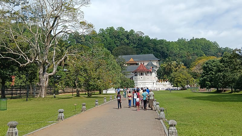 acceso y explanada de la ciudad sagrada de Kandy en Sri Lanka