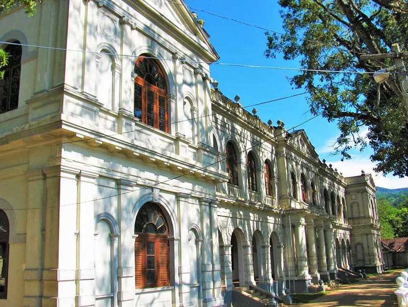fachada del museo nacional de Kandy