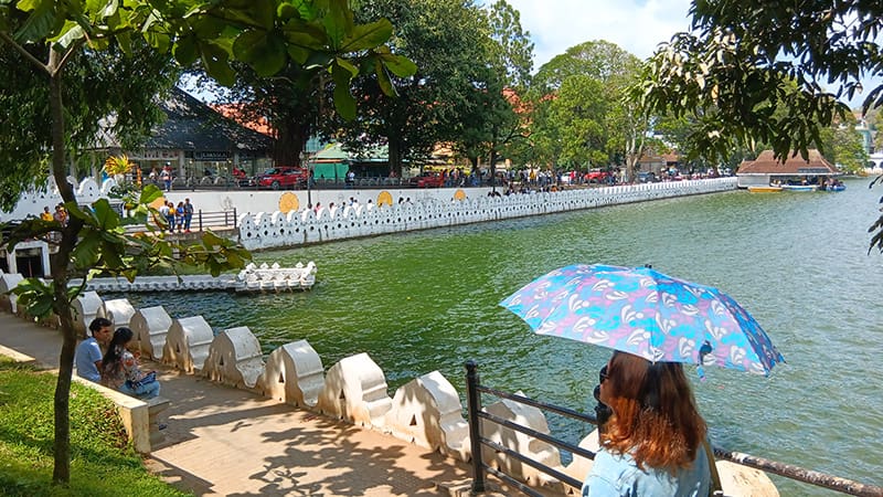 lago de Kandy en el centro de la ciudad