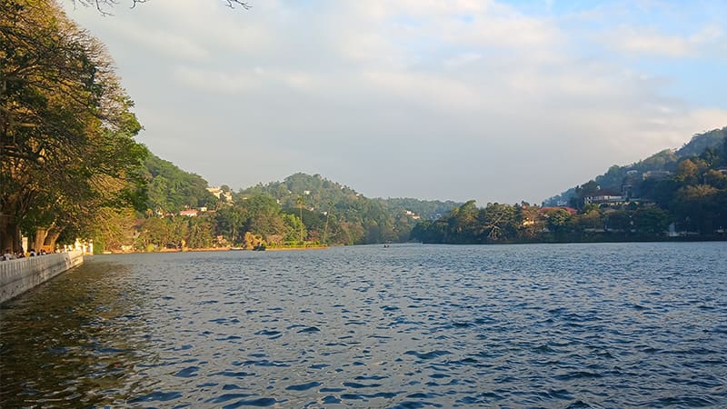 paisaje del lago de Kandy Sri Lanka