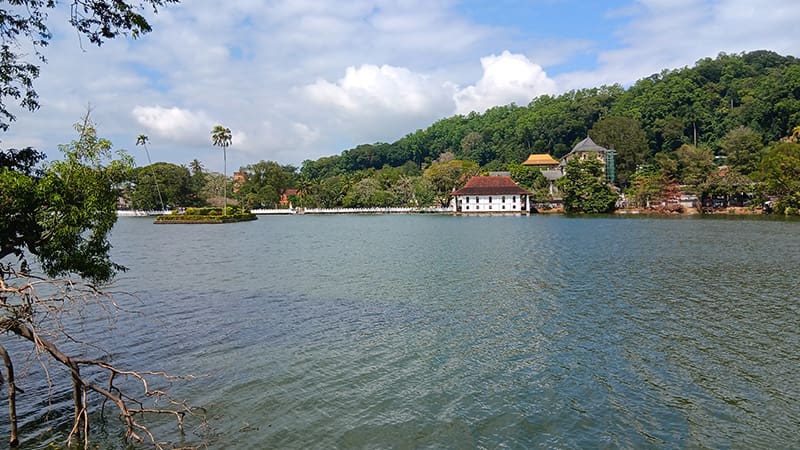 que ver en Kandy paisaje del lago y templo de la sagrada reliquia