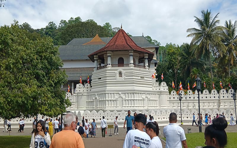que ver en kandy visitantes y parte frontal del palacio real