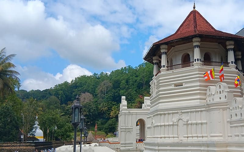 templo de la sagrada reliquia en Kandy y fachada del palacio real
