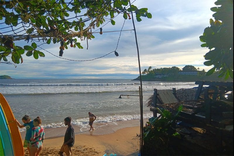 Atardecer en la playa de Dewata, oceano y gente en la orilla