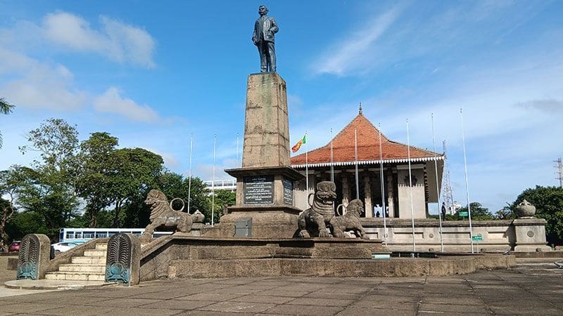 City Hall que ver en Colombo Sri Lanka estructura estatua y cielo azul