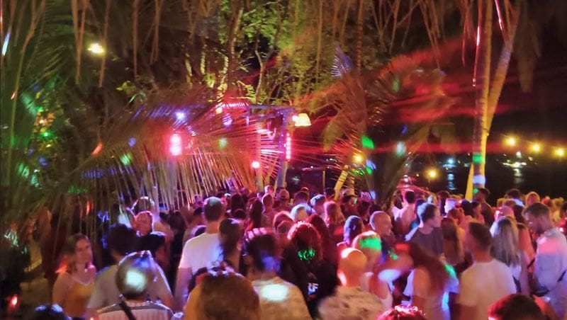 Fieston en Mambos en Arugam Bay gente bailando y luces