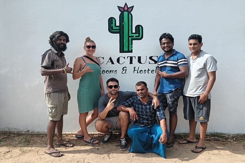 La gente local del hostel en Arugam Bay y yo