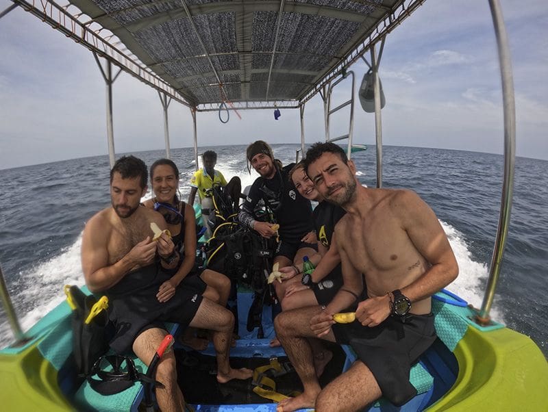 crew de PADI Open Water en Sri Lanka tras fun dive en barco en Nilaveli