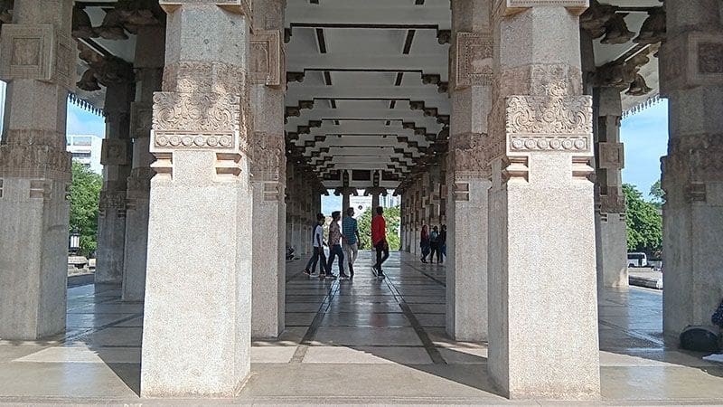 estudiantes bajo la estructura del Independance Memorial Hall