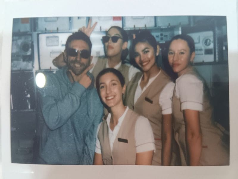 foto con la crew de Emirates de camino a Sri Lanka post mejor seguro de viaje a Sri Lanka