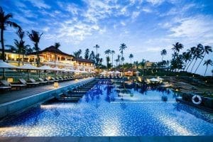 Anantara Peace Haven Tangalle Resort hoteles en sri lanka psicina y fachada y palmeras al atardecer