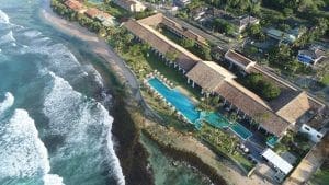 The Fortress Resort & Spa en Galle VISTA DE PAJARO de piscina, oceano y el resort