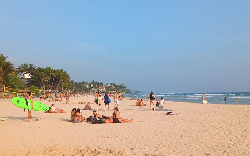 ambiente playero en la playa de Kabalana en Ahangama Sri Lanka