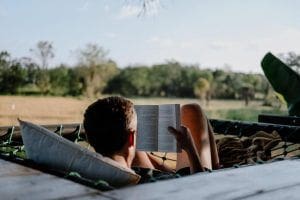 chico leyendo en hamaca con paisaje de fondo en Roy's Villa Sigiriya