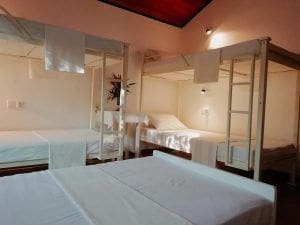 dormitorio compartido de literas en Old Parkland Hostel en Galle costa sur de Sri Lanka