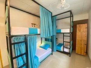 dormitorio de literas en The Lost Hostels Hiriketiya