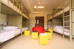 dormitorio y literas en JJ's Hostel Mirissa
