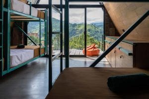 dormitorio y vistas de las montañas en Wild Bee Hostel Ella
