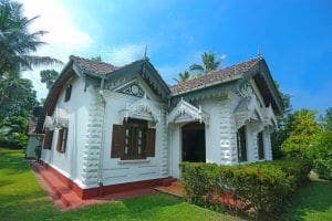 fachada blanca y jardin de Old Parkland Hostel en Galle Sri Lanka