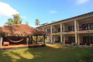 fachada y jardin de JJ's Hostel Mirissa mejores hostels en Sri Lanka