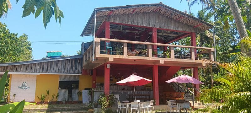 fachada y restaurante en jardin tropical de Mellow Hostel Ahangama