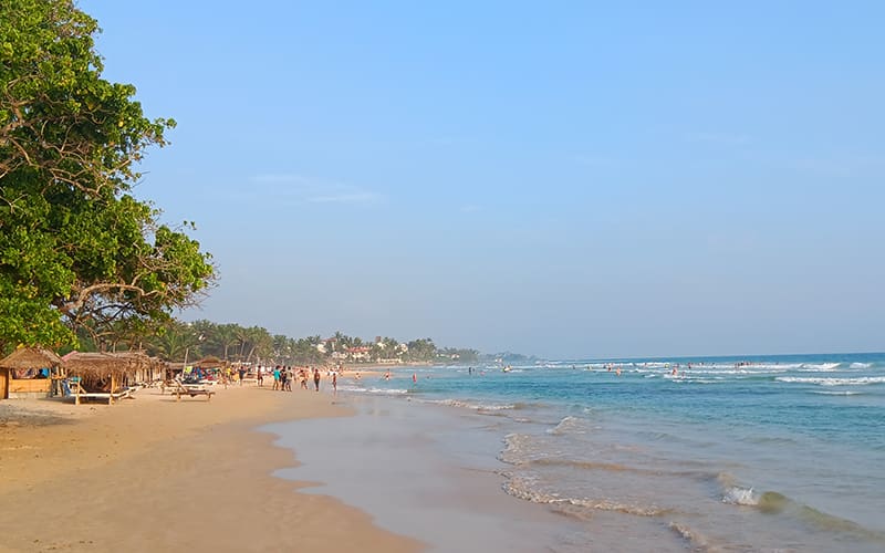 gente, arena y oceano en la playa de Kabalana en Ahangama Sri Lanka