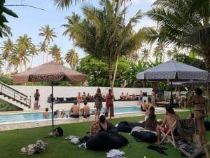 gente en el jardin y piscina de Spindrift Hostel Madiha