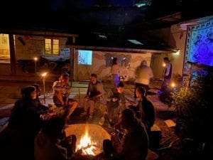 gente en hoguera Laughing Leopard Hostel mejores hostels sri lanka