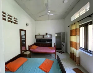 habitacion con 2 camas en hostel rockstel unawatuna