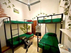 habitacion de literas en Rockstel hostel Unawatuna mejores hostels en Sri Lanka